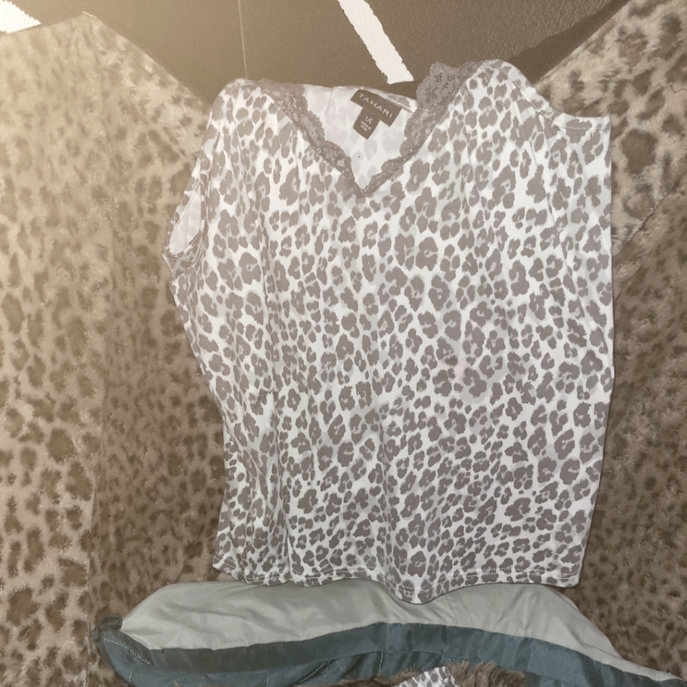 Lg ,Sleep wear, Tahari, Grey leopard print.